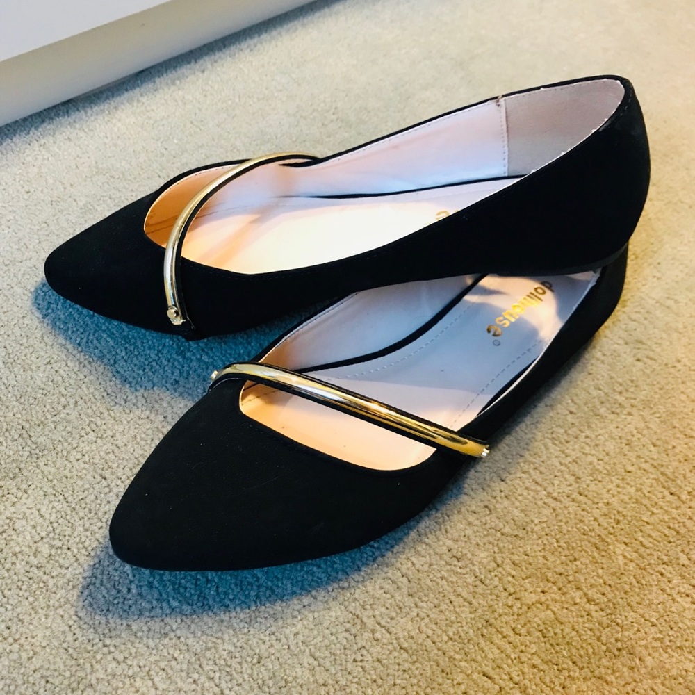 POINTED FLATS WITH GOLD ACCENT